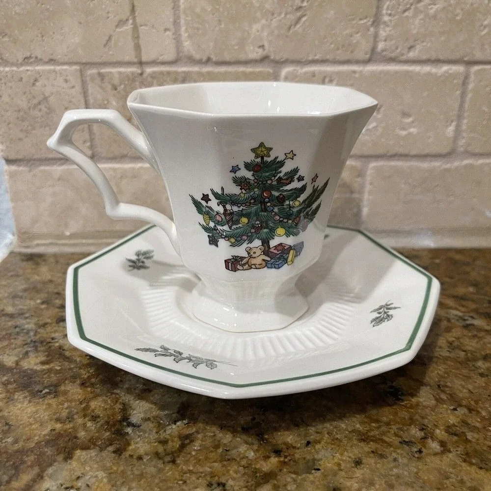 Nikko Christmas Tree Christmastime Coffee Cups w‎ Match Saucers Ceramic Set Of 2